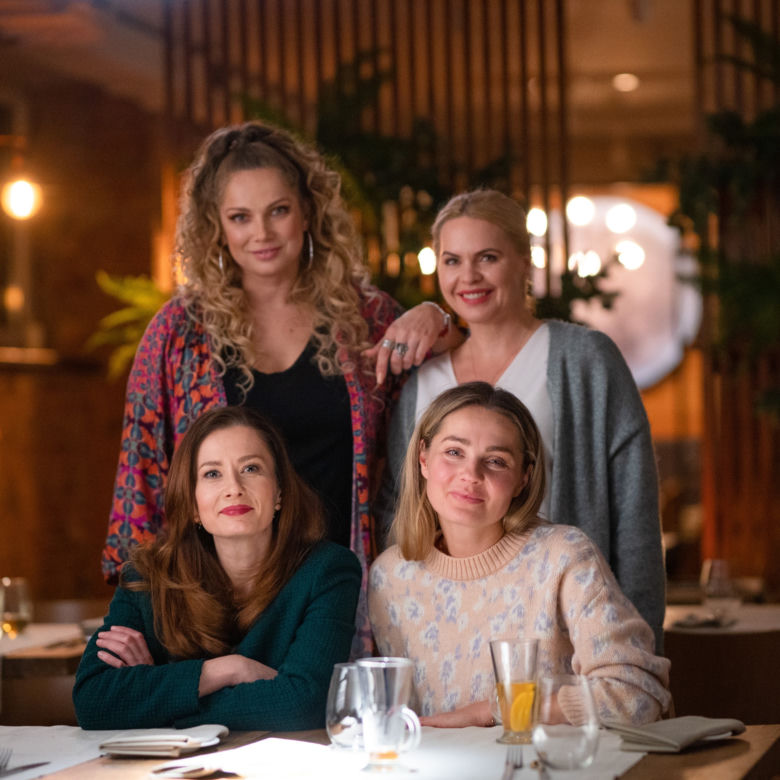 Przyjaciółki 19 sezon. Anka (Magdalena Stużyńska), Patrycja (Joanna Liszowska), Inga (Małgorzata Socha), Zuza (Anita Sokołowska)