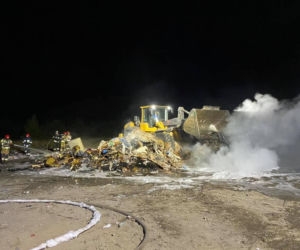 Nocny pożar na bydgoskim wysypisku śmierci. Na miejscu kilka zastępów straży pożarnej