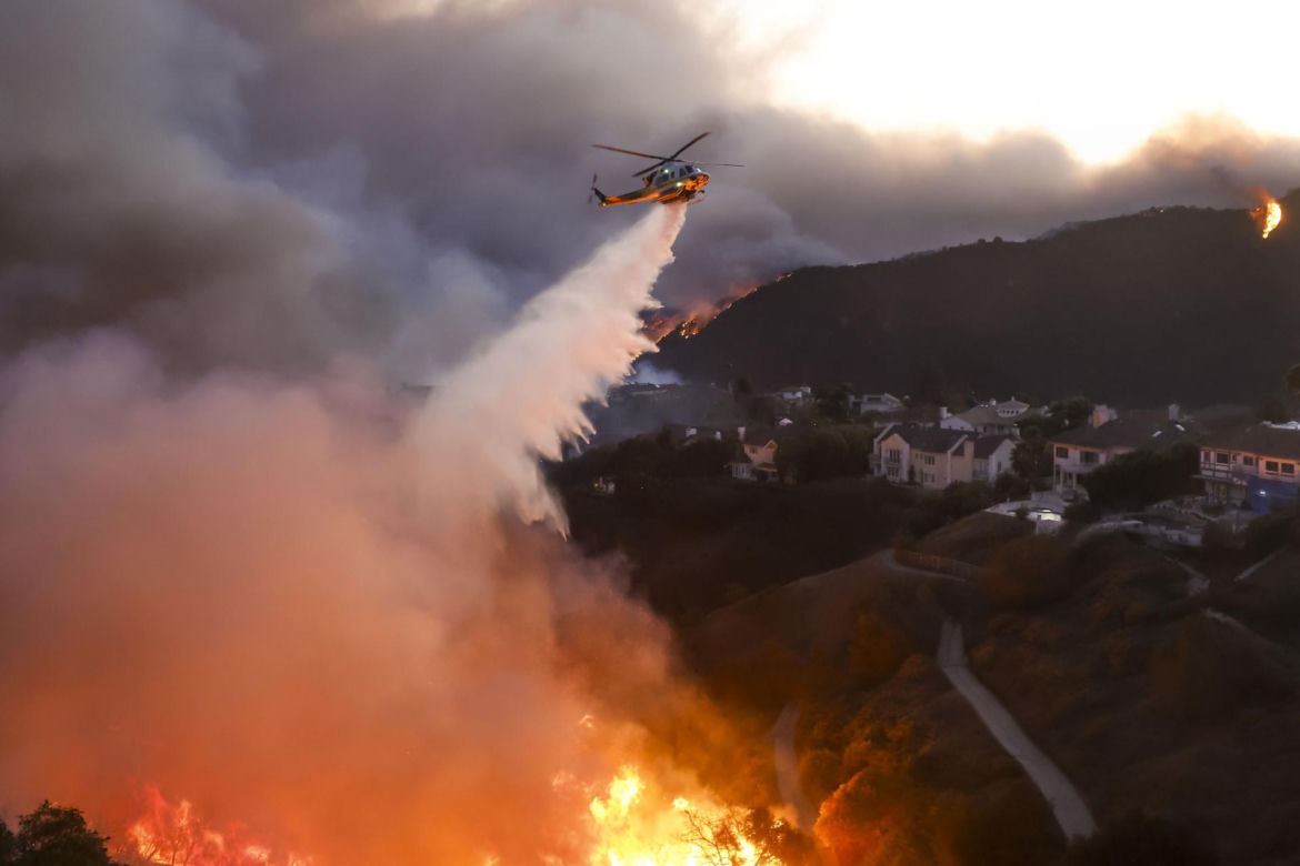 Dzielnica gwiazd płonie! Ogień trawi Los Angeles, celebryci uciekają. "Opuśćcie domy teraz!"