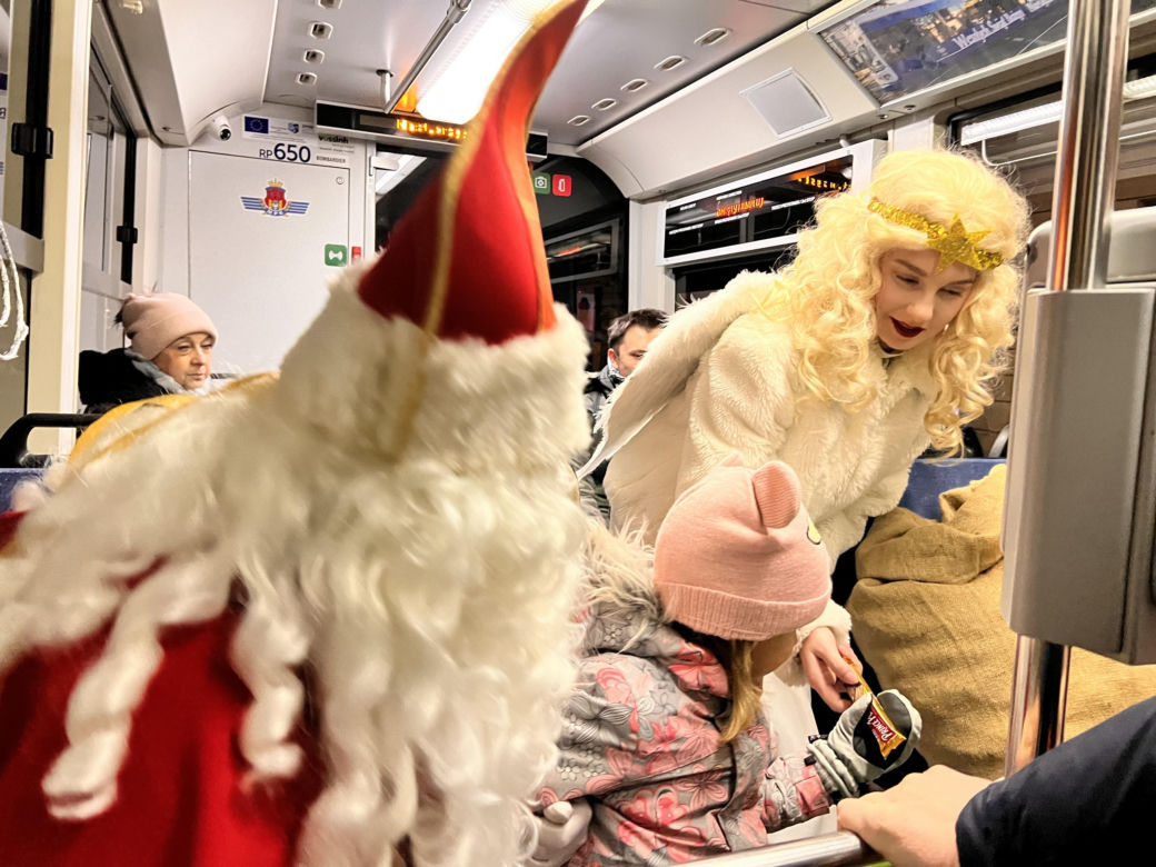 Święty Mikołaj jechał w krakowskim tramwaju 