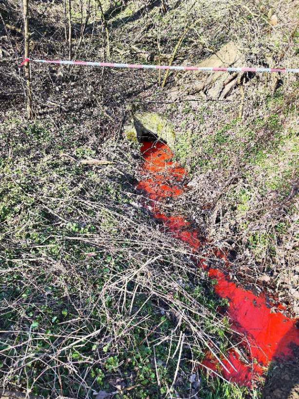 Wątok w Tarnowie stał się czerwony jak cegła. Sprawą zajmie się prokuratura