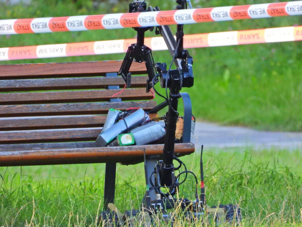 Tajemnicze pakunki znalezione na ławce w Warszawie