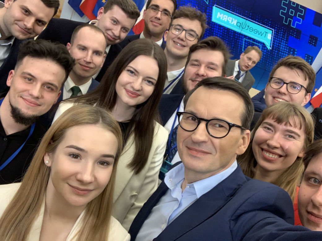 Mateusz Morawiecki z młodzieżą PiS