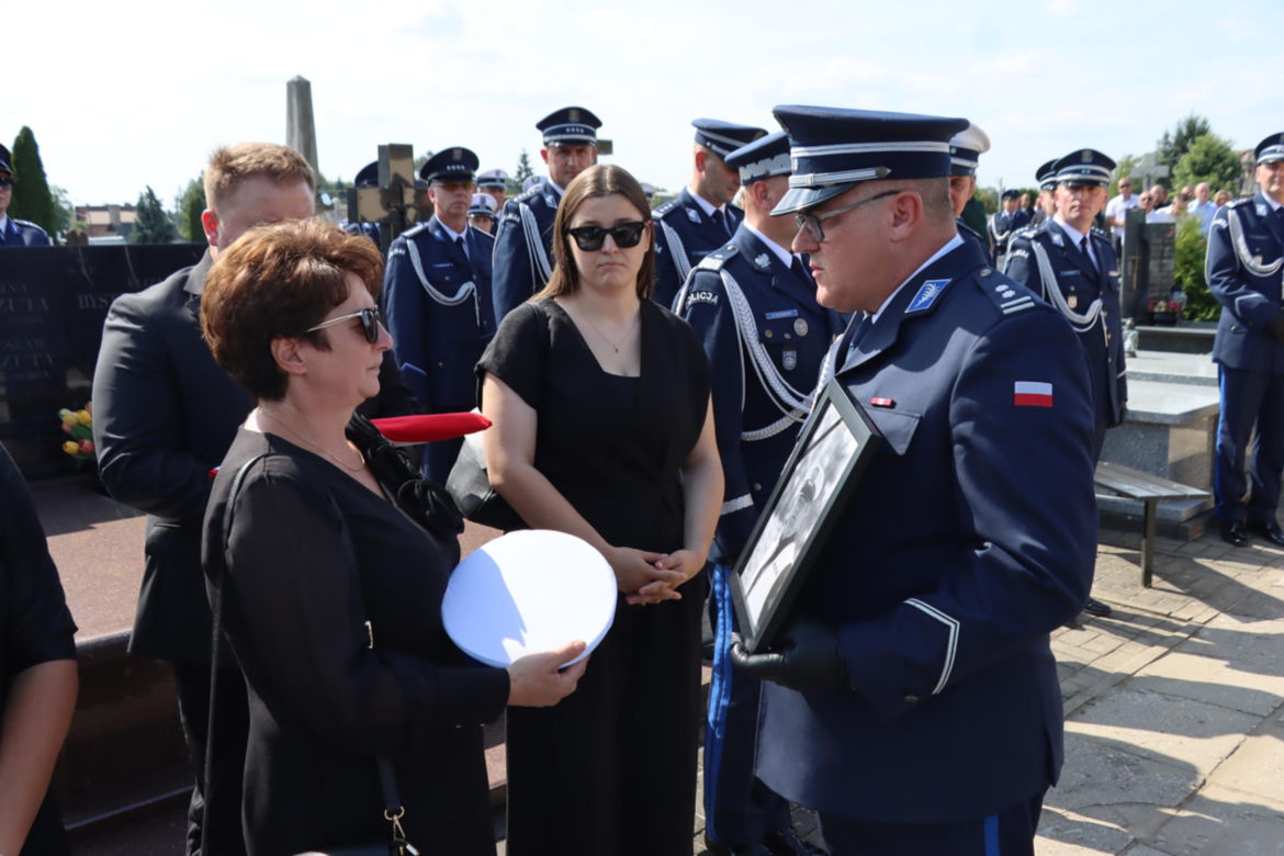 Pogrzeb policjanta, który zmarł po interwencji. Polska Policja pożegnała asp. sztab. Bogdana Orzeszka