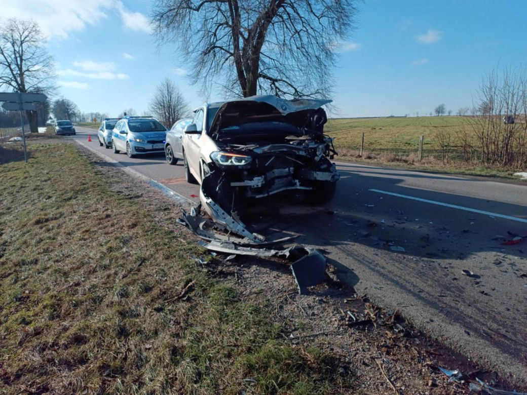Potworny wypadek pod Siedlcami. Auto rozpadło się na pół!