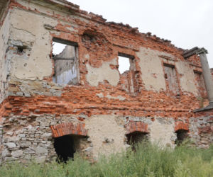 Ten piękny pałac zamieniono na... biura PGR-u. Salę balową zasypano zbożem, furmankami wywożono meble. Dziś to ruina
