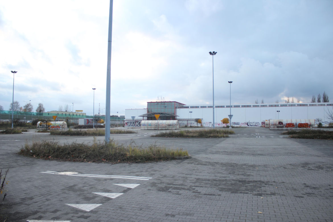 Dawny supermarket Auchan w Dąbrowie Górniczej już nie będzie straszył