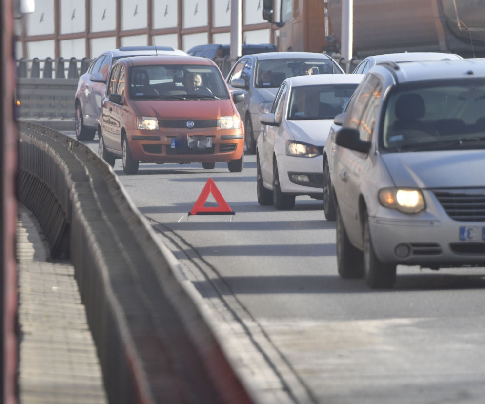 KARAMBOL na Trasie Siekierkowskiej w Warszawie. GIGANTYCZNE korki w stronę centrum