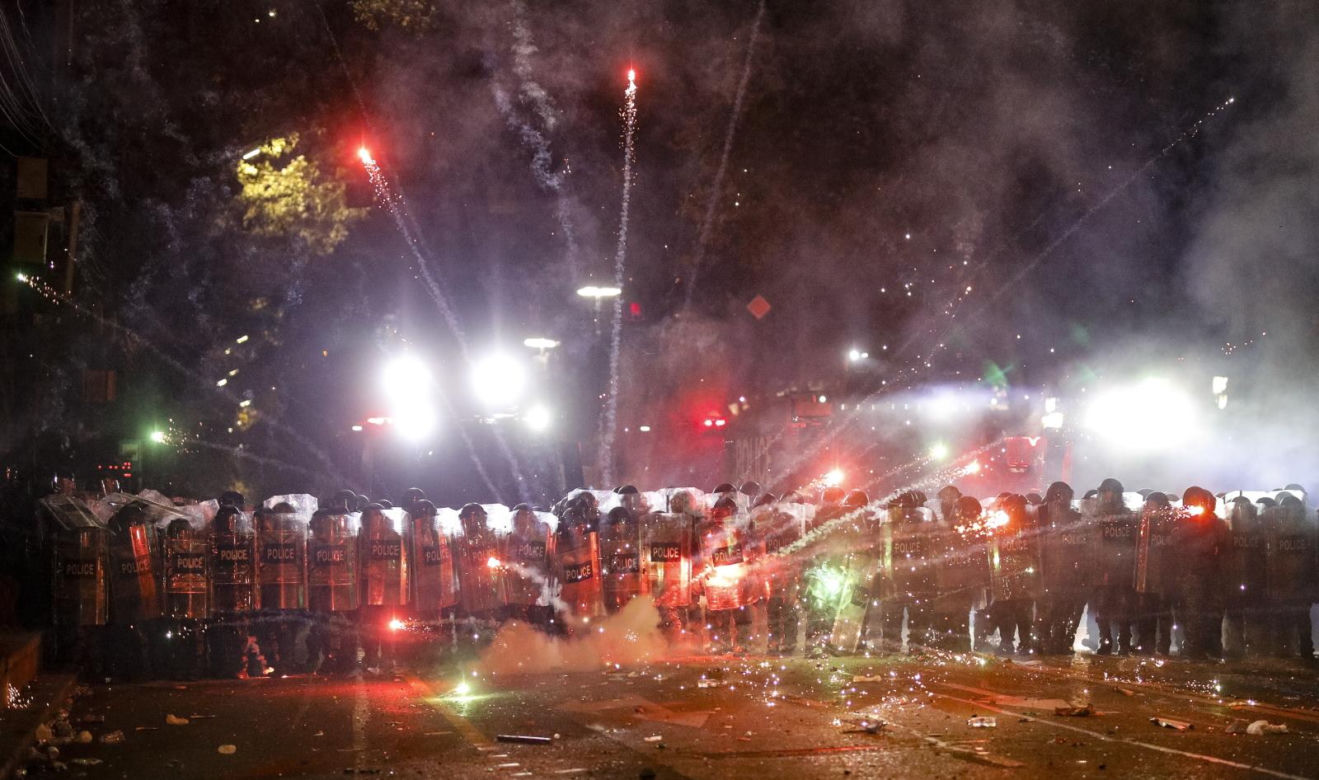 „Rewolucja fajerwerków”. Kolejna brutalna noc w Tbilisi 