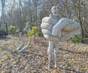 Wygląda jak zwykły ogród. W środku stoją figury, które nie dają spokoju