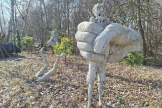 Wygląda jak zwykły ogród. W środku stoją figury, które nie dają spokoju