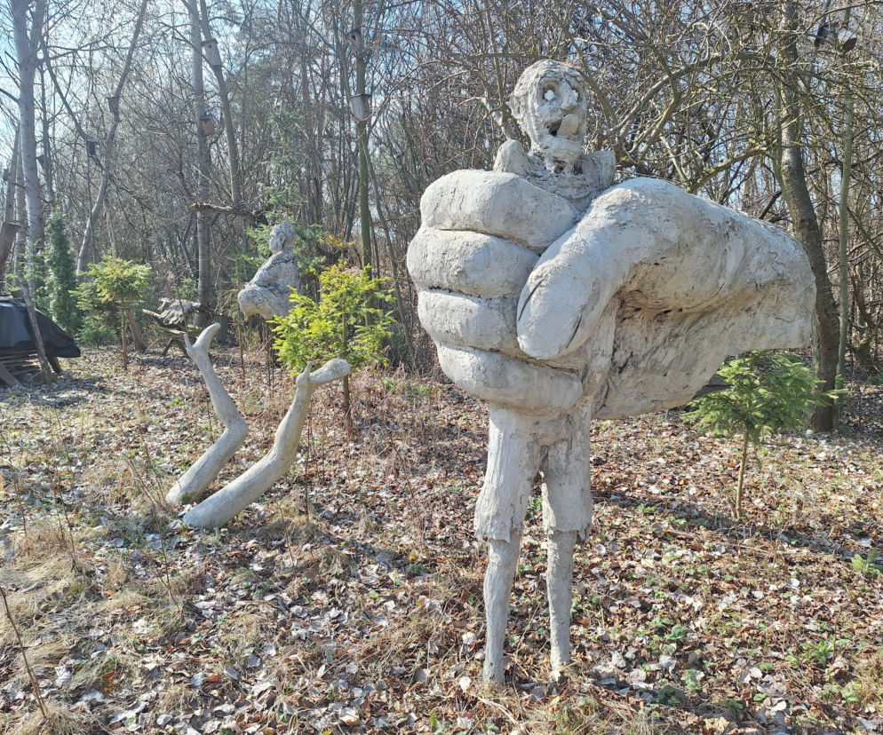 Wygląda jak zwykły ogród. W środku stoją figury, które nie dają spokoju