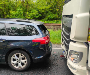 Zderzenie dwóch tirów i osobówki. Poważny wypadek na DK12 w Krzemieniewie