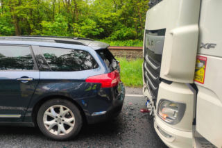 Zderzenie dwóch tirów i osobówki. Poważny wypadek na DK12 w Krzemieniewie