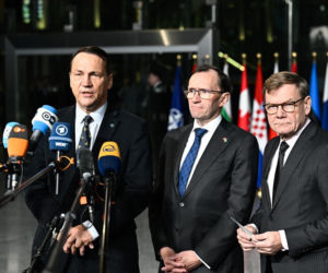 Minister spraw zagranicznych RP Radosław Sikorski przed posiedzeniem ministrów spraw zagranicznych państw NATO