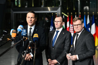 Minister spraw zagranicznych RP Radosław Sikorski przed posiedzeniem ministrów spraw zagranicznych państw NATO