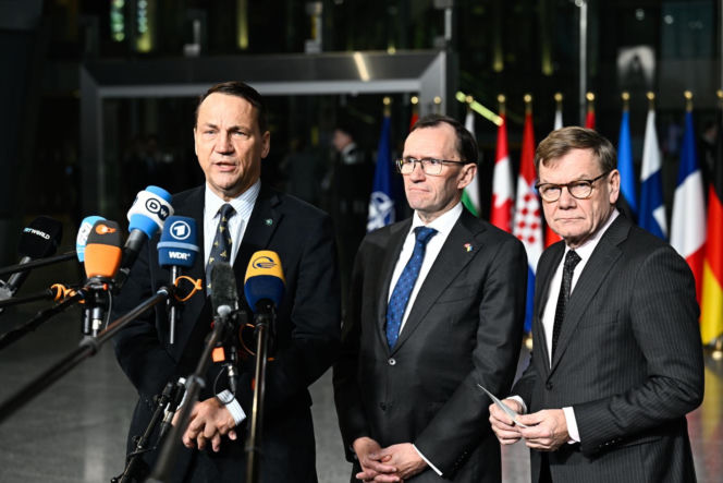 Minister spraw zagranicznych RP Radosław Sikorski przed posiedzeniem ministrów spraw zagranicznych państw NATO