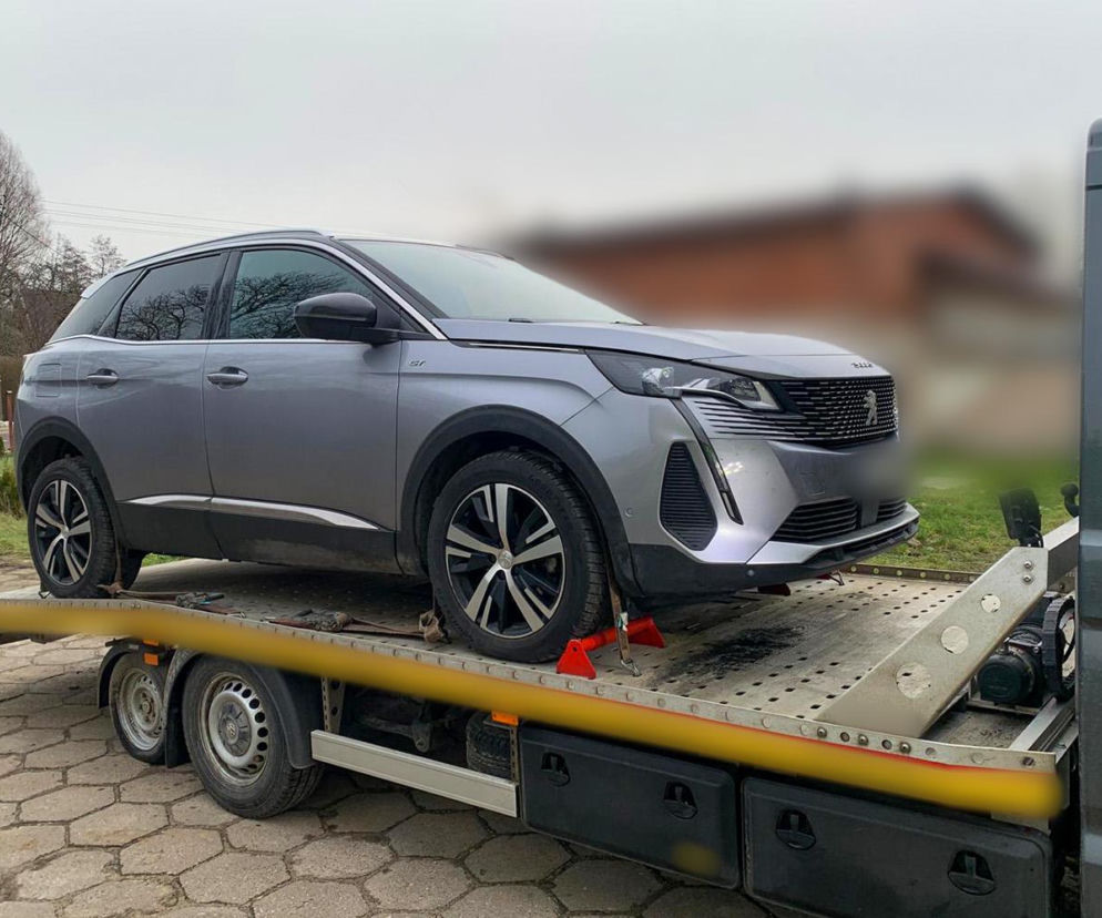 Srebrny Peugeot 3008 na lawecie podczas działań służb. O rozbiciu szajki złodziei aut przeczytasz w serwisie Eska.