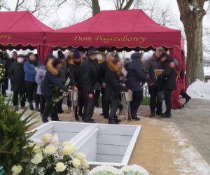 Julcię i Szymka pochowano w białych trumienkach