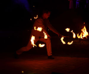 Pokaz fireshow w wykonaniu tancerzy i tancerek Teatru Ognia „Mantra” z Makowa Mazowieckiego