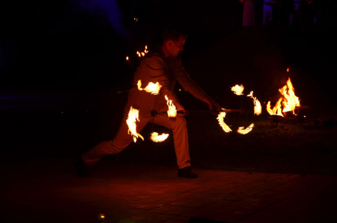 Pokaz fireshow w wykonaniu tancerzy i tancerek Teatru Ognia „Mantra” z Makowa Mazowieckiego