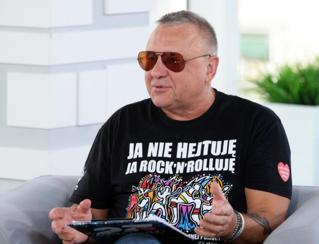 Kobieta z Torunia groziła Owsiakowi śmiercią. "Giń i zmień okulary, bo takie noszą LGBT"