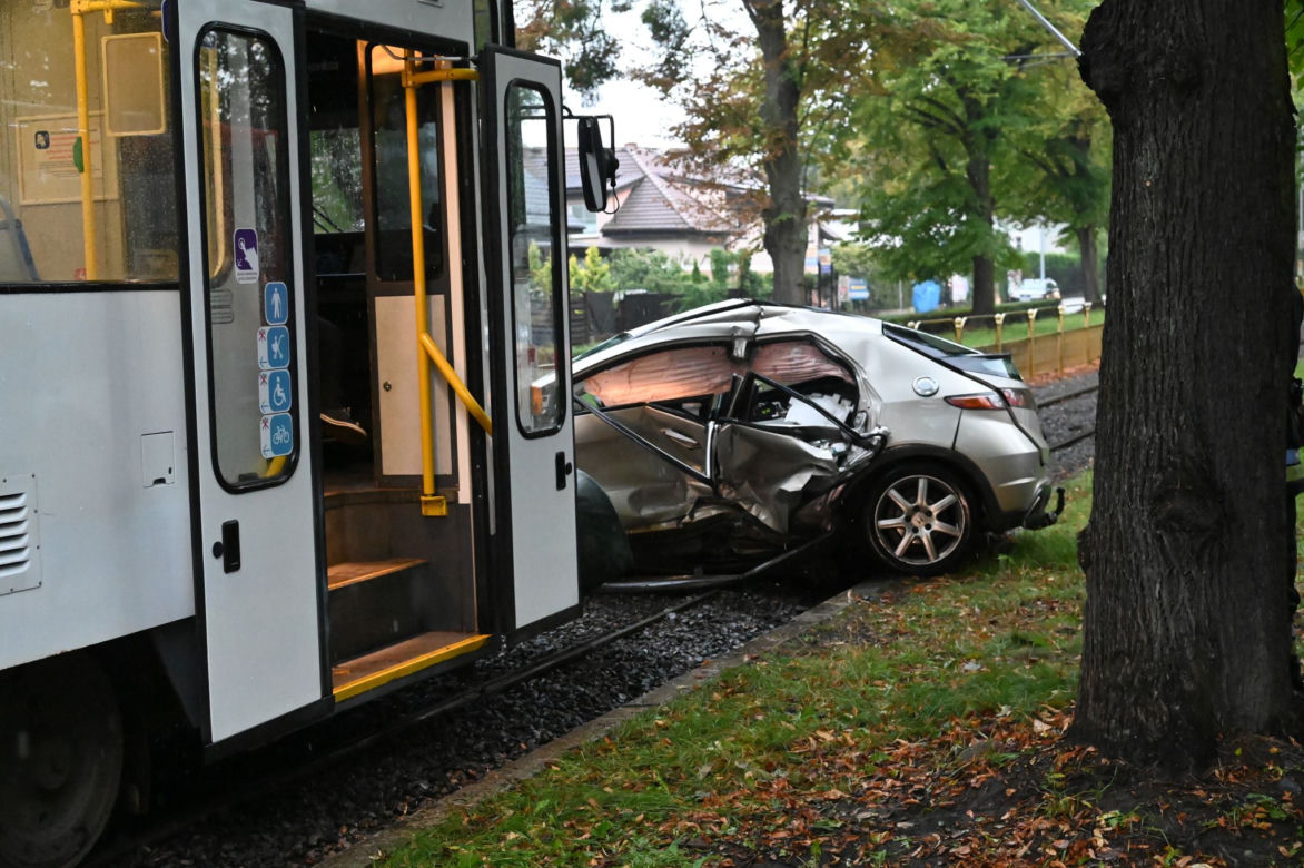 Wypadek na Krzekowie. Tramwaj zderzył się z samochodem