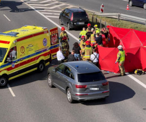 Śmigłowiec LPR na S8. Kobieta potrącona po wyjściu z auta