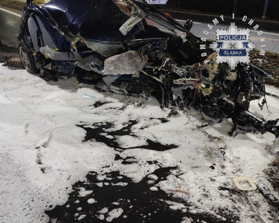 Z BMW została miazga! Zginęła pasażerka. "20-latek stracił panowanie nad autem". Horror w Tychach