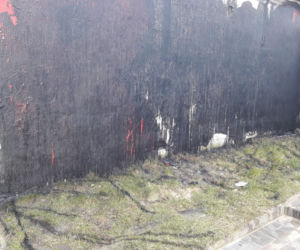 KOSZMARNE zniszczenia na Chojnach. Pseudokibice zalali farbą 11 budynków!