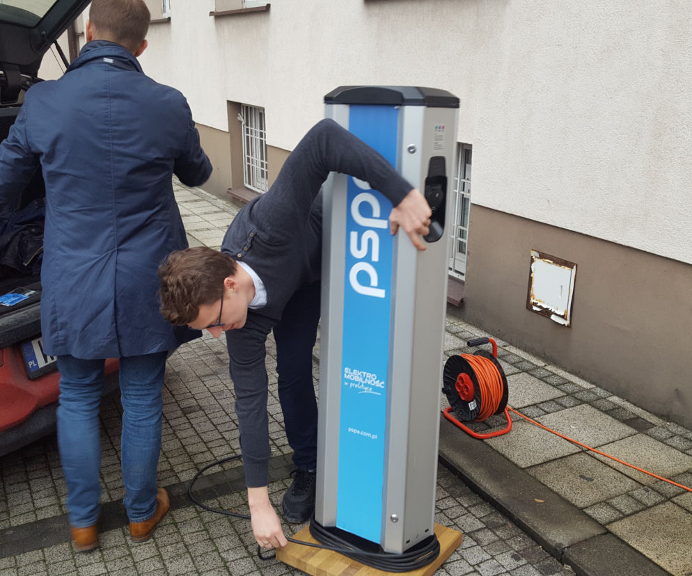 ładowanie aut elektrycznych, przy placu Komuny Paryskiej