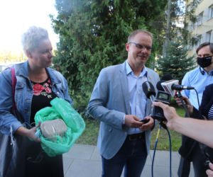 Wczoraj burmistrz Pietruczuk i opiekunka dzielnicowej Rady Młodzieży Beata Lajnert przekazali znalezisko na komendę