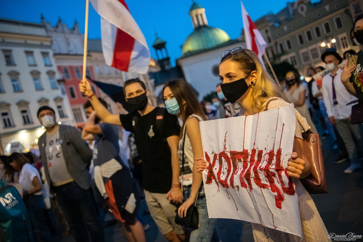 Manifestacja Białorusinów na rynku w Krakowie. "Precz z Łukaszenką!"