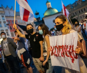 Manifestacja Białorusinów na rynku w Krakowie. Precz z Łukaszenką!