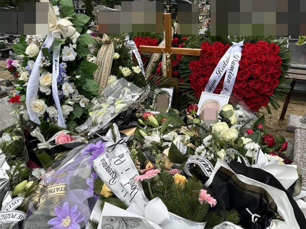 Ostróda. Pogrzeb zamordowanego małżeństwa. Grób Doroty i Adama utonął w kwiatach [ZDJĘCIA]