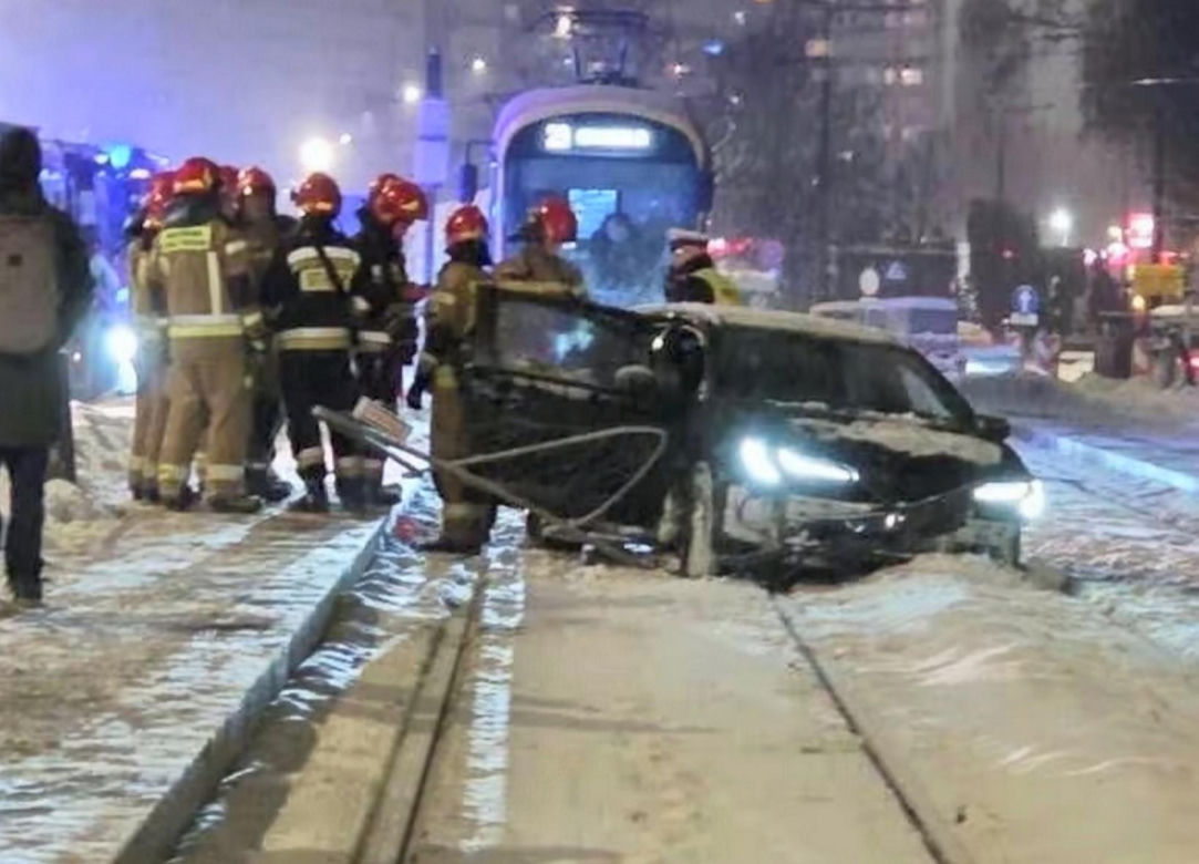 Toyota na torach, kierowca dał nogę! Groźna kolizja w al. Solidarności