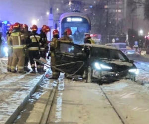 Toyota na torach, kierowca dał nogę! Groźna kolizja w al. Solidarności