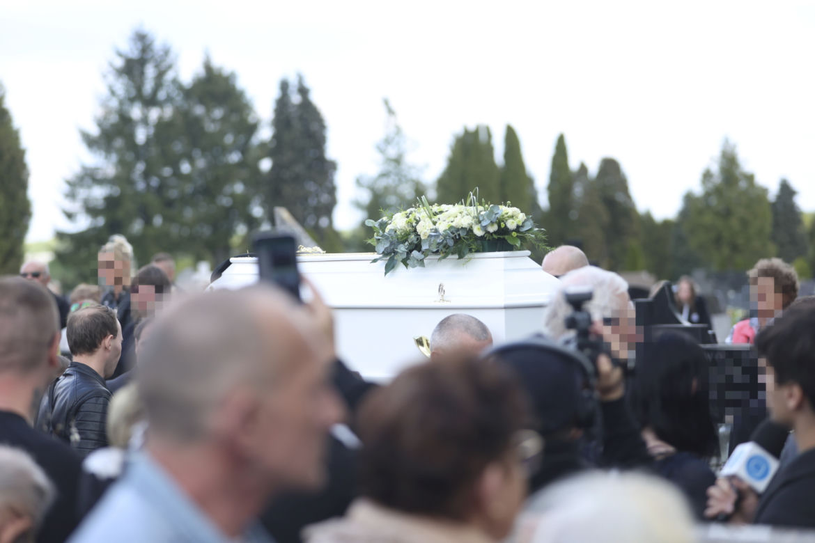 Trumna zjechała w dół, baloniki wzbiły się do nieba. Pogrzeb Kamilka z Częstochowy