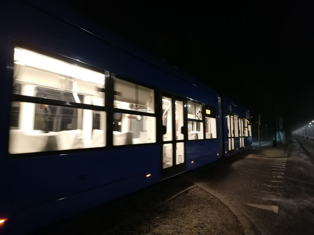 Nocne testy nowego tramwaju w Krakowie