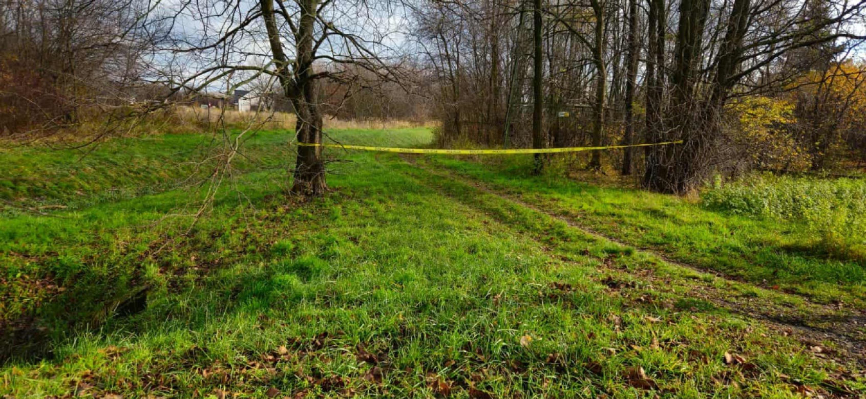 Ojciec całą noc szukał zaginionego syna. Rano dokonał przerażającego odkrycia w potoku