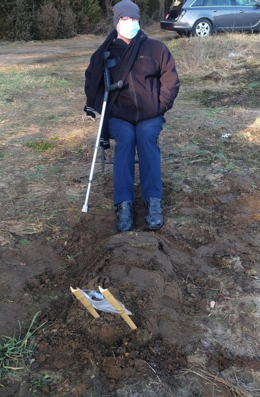 Pilnuje grobu Perełki, by nie zjadły jej dzikie zwierzęta. „Oprócz niej nie mam nikogo”