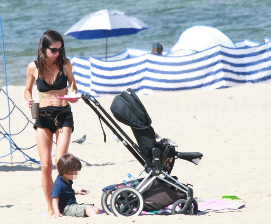 Marta Kaczyńska okopała się z synkiem na plaży