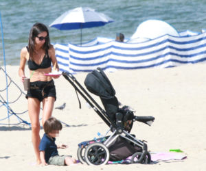 Marta Kaczyńska okopała się z synkiem na plaży