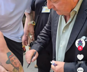 Fan zrobił sobie tatuaż z Robertem Makłowiczem. Krytyk kulinarny złożył na nim podpis!