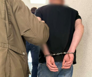 Zabezpieczał imprezę, został kopnięty w twarz. Długa lista zarzutów dla 29-latka