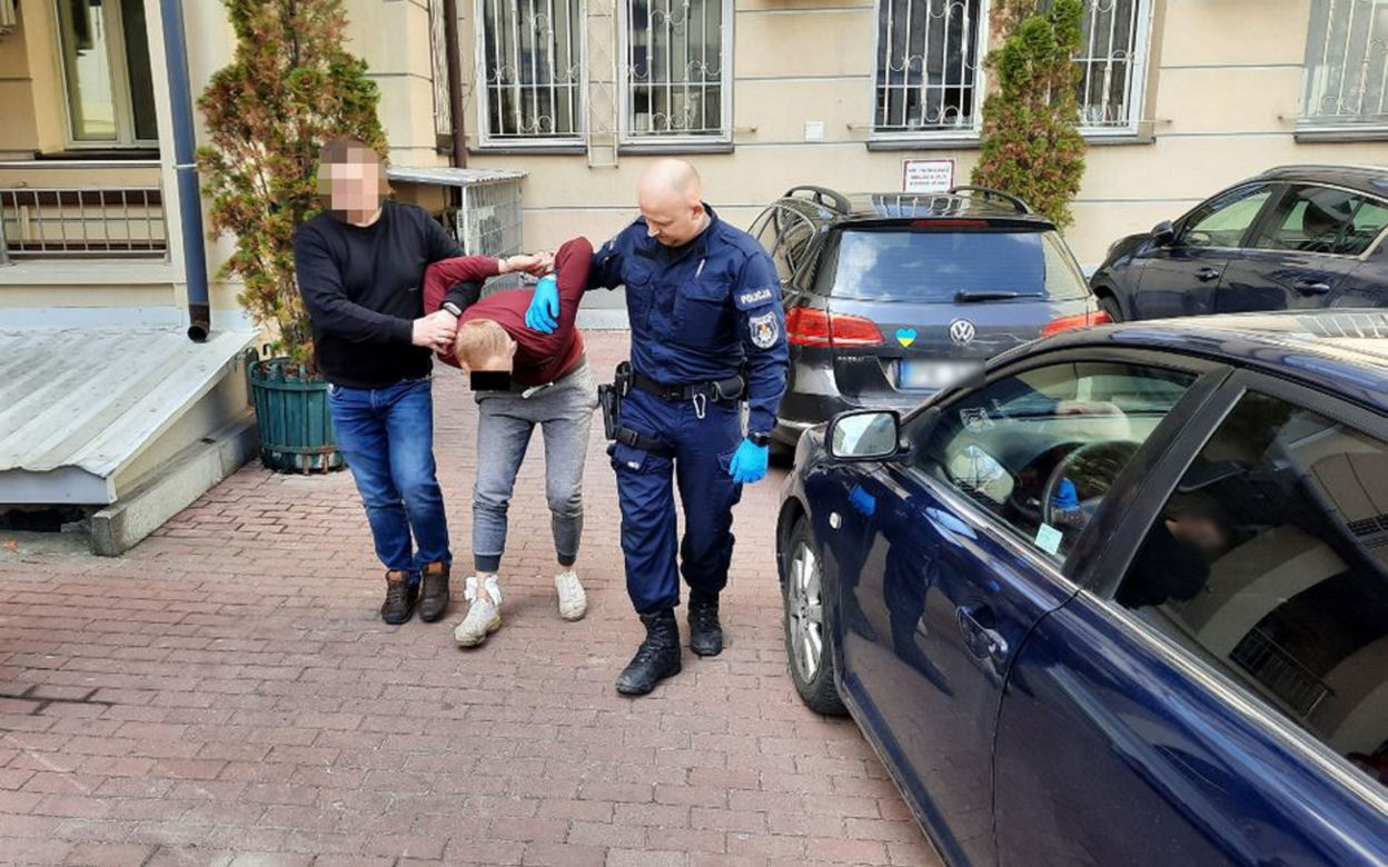 Horror w taksówce. Chwycił kierowcę za włosy i przystawił mu nóż do gardła