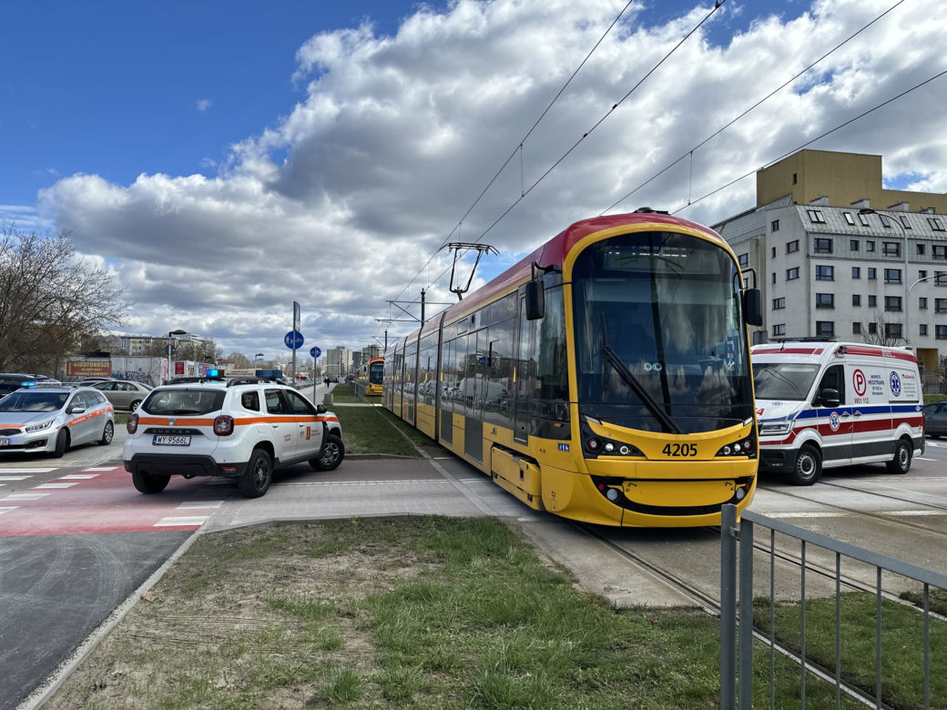 Zalana krwią pasażerka tramwaju. Makabryczny wypadek na warszawskiej Białołęce