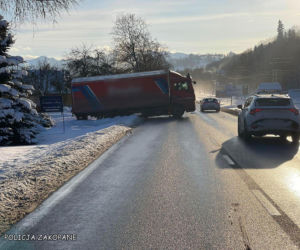 Ciężarówka wpadła do rowu. Utrudnienia na zakopiance w Białym Dunajcu