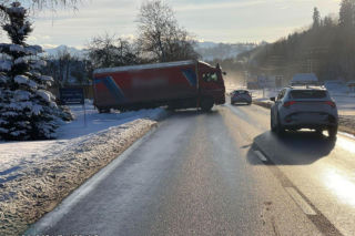 Ciężarówka wpadła do rowu. Utrudnienia na zakopiance w Białym Dunajcu