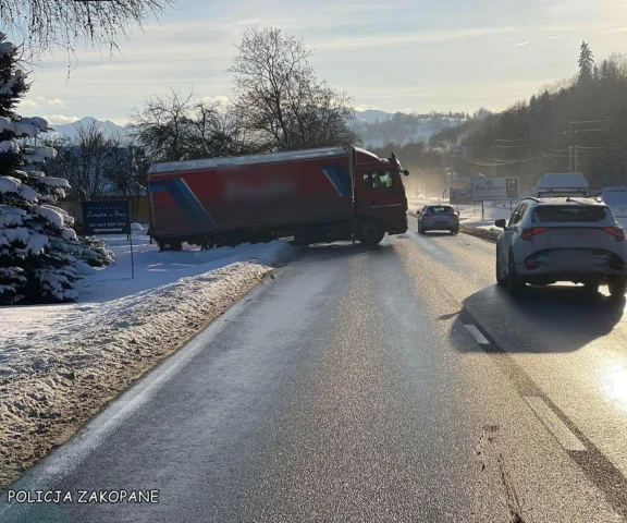 Ciężarówka wpadła do rowu. Utrudnienia na zakopiance